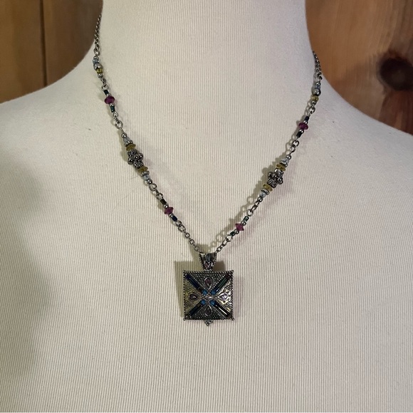 Fashion necklace and clip earring set - Picture 3 of 6